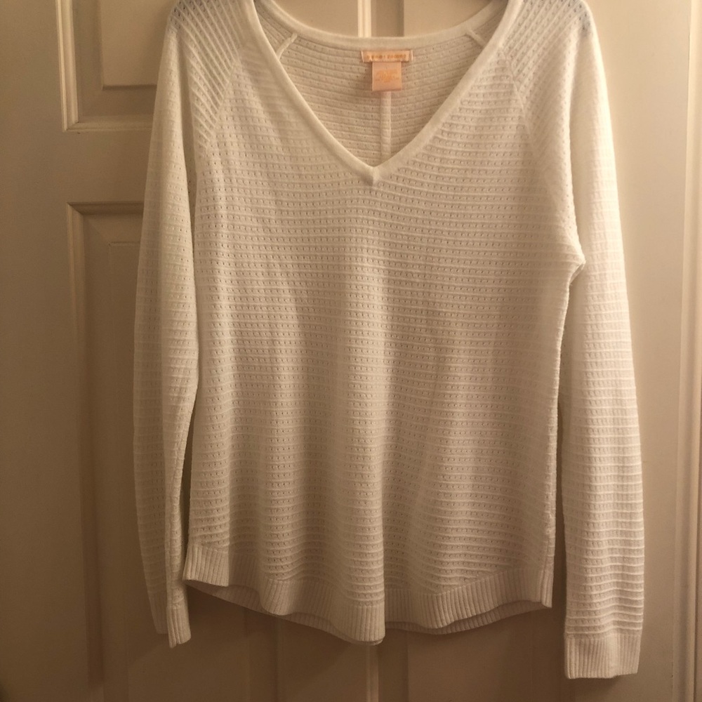Soft and trendy white knitted sweater!